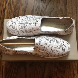 NIB sz 10 women’s Kenneth Cole reaction slip ons